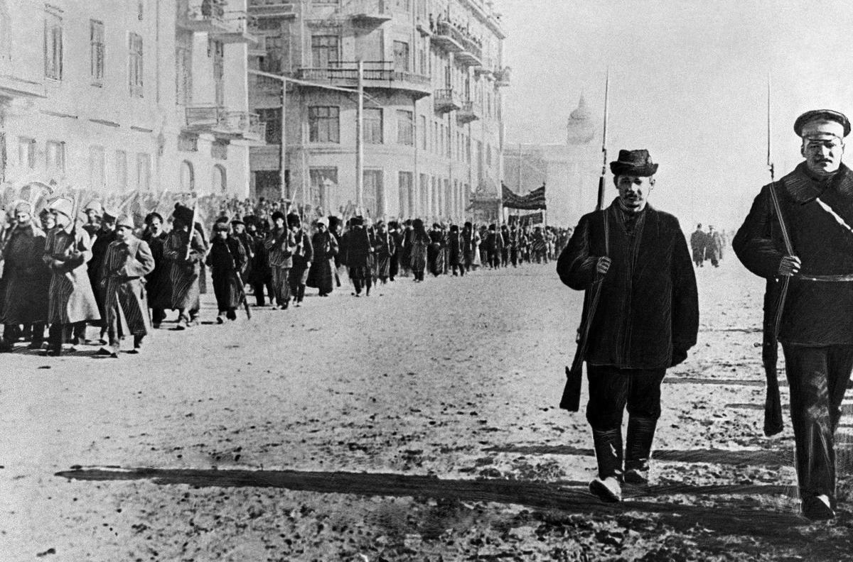 Чита. Осень 1917 года. Солдаты Красной гвардии на улицах города. Точная дата съемки не установлена. Фото: репродукция ТАСС