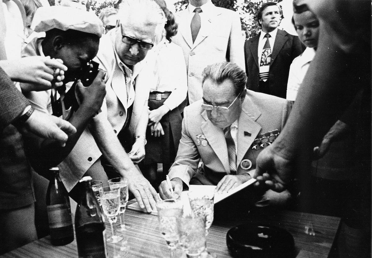 Брежнев в Артеке расписывается в книге для почетных гостей. Фото: Евгений Успенский