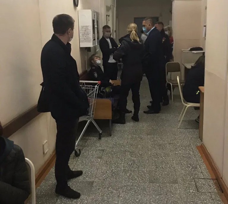 Полиция в коридоре реанимации, где лежит Алексей Навальный. Фото: twitter / Kira_Yarmysh