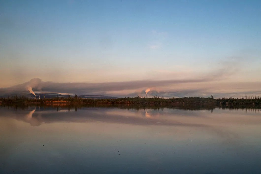 Smoke from the Nadezhda Plant and Copper Plant headed toward the city. Photo: Yury Kozyrev, Novaya Gazeta