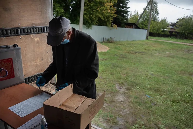 Вместо кабинки для голосования – картонная коробка. Поселок Набережный. Фото: Виктория Одиссонова / «Новая газета»