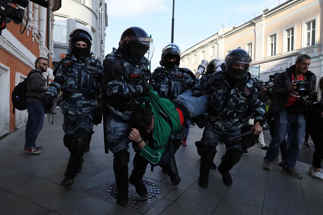 Жесткое задержание на Маросейке. Фото: Влад Докшин / «Новая газета»