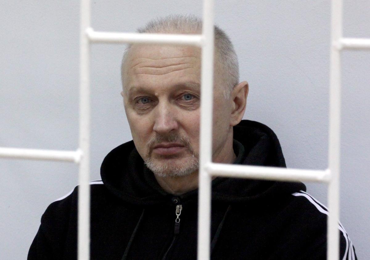 Владимир Татаренков, экстрадированный в июле 2010 года из Греции и обвиняемый в организации убийства трех человек, во время заседания в Красноярском краевом суде. Фото: ITAR-TASS