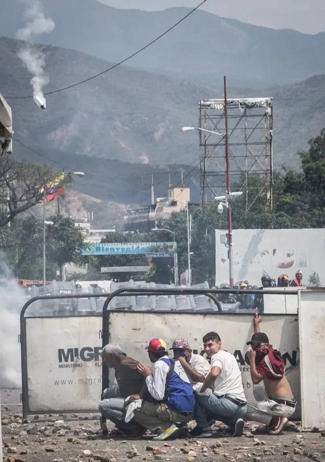 Битва на мосту Симона Боливара. Фото: Родольфу Чурион