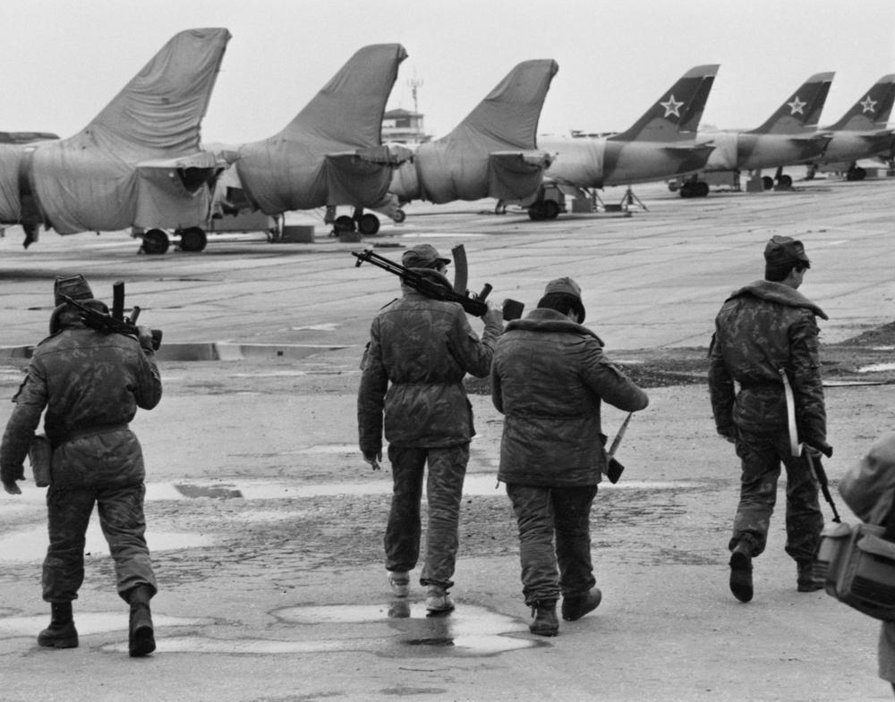 1 сентября 1991 г. Нацгвардейцы на военном аэродроме под Грозным, охраняющие самолеты, которые самопровозглашенный президент Чечни Джохар Дудаев объявил собственностью Чеченской Республики. Шогин Александр / ТАСС