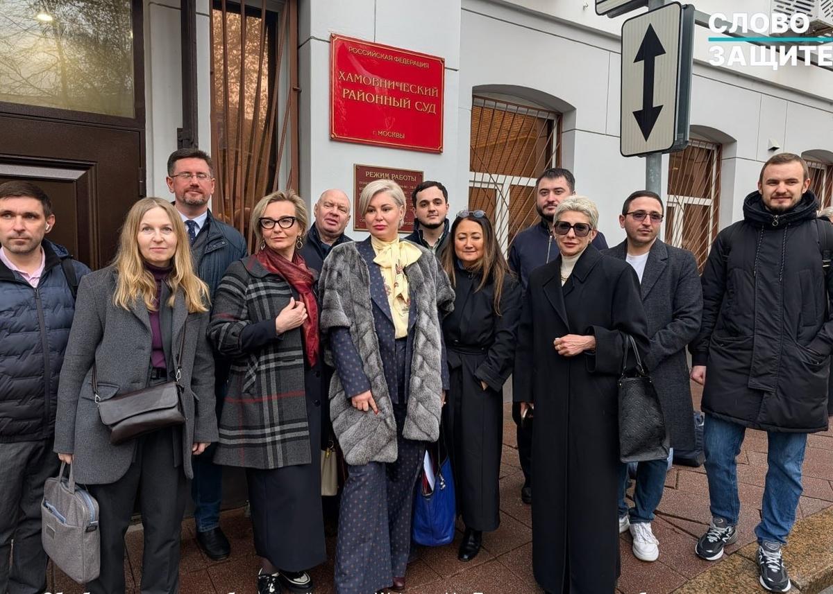 Представители адвокатов после заседания Хамовнического суда Москвы. Фото: соцсети
