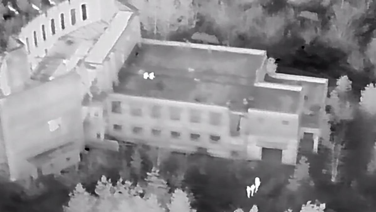Начало штурма заброшенного здания, на крыше которого — предполагаемые преступники. Штурм закончится их убийством. Скриншот из видео, подготовленного ФСБ