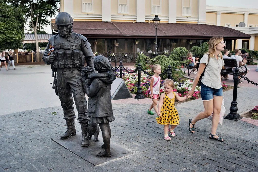Памятник «вежливым людям» в Симферополе. Июль, 2014 года. Фото: Юрий Козырев / «Новая газета»