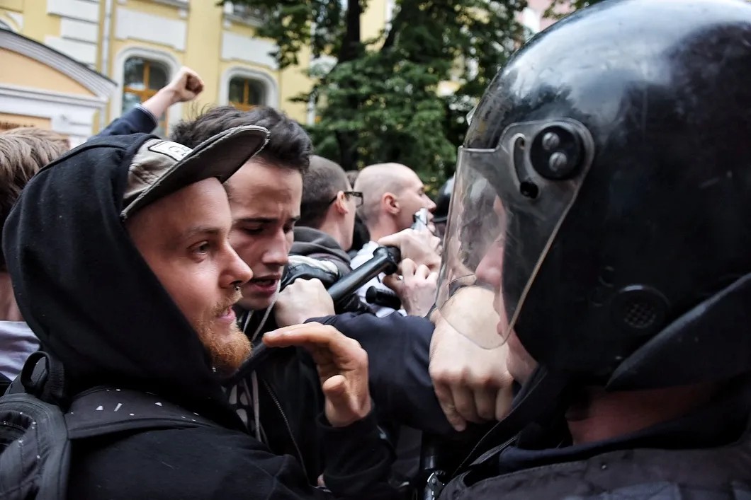 Полиция оттесняет протестующих. Фото: Виктория Одиссонова/ «Новая»