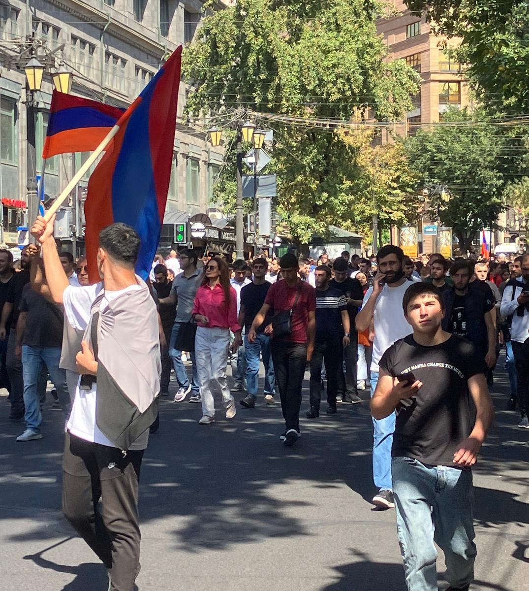 Шествие в центре Еревана. Протестующие идут к Дому правительства. Фото: Оксана Мисирова / «Новая газета»