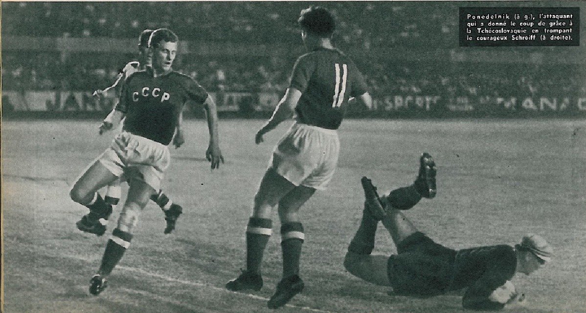 Полуфинал СССР — Чехословакия. Виктор Понедельник и Михаил Месхи у ворот Вильяма Шройфа. Фото: архив