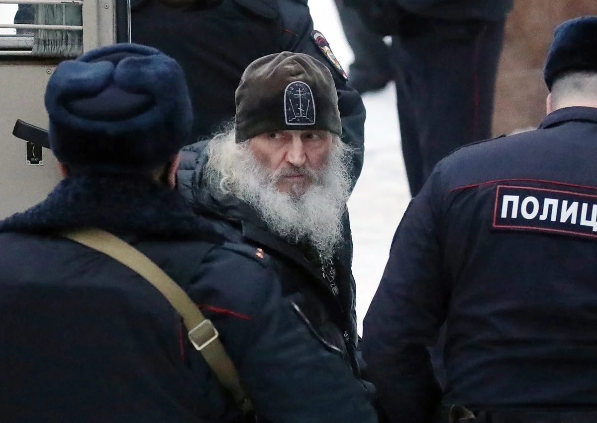 Бывший схиигумен Среднеуральского женского монастыря Сергий (Николай Романов) у здания Басманног суда. Фото: Вячеслав Прокофьев / ТАСС