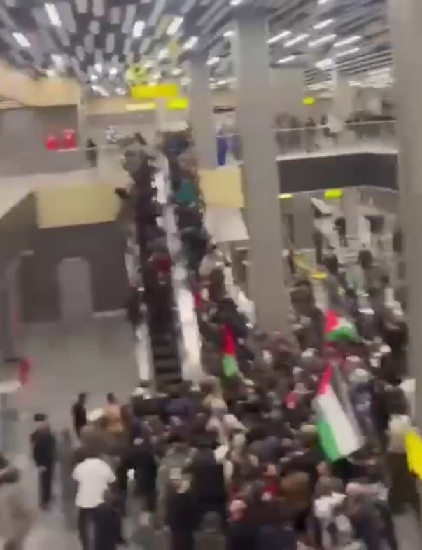 Прорвавшаяся в аэропорт толпа ищет евреев, врываясь в служебные помещения. Видео: соцсети