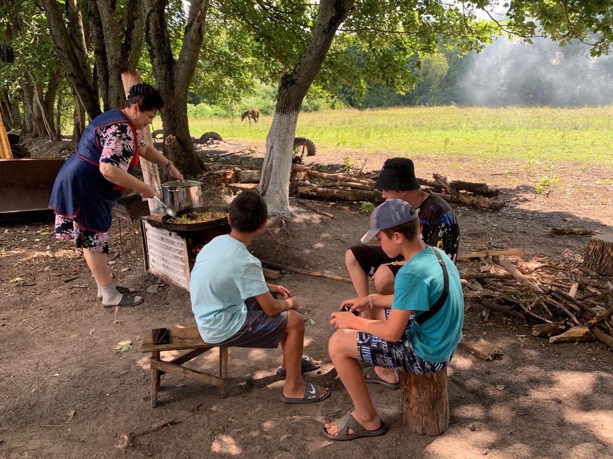 Лена вынуждена готовить еду для 16 детей на улице. Фото: Татьяна Васильчук / «Новая газета»