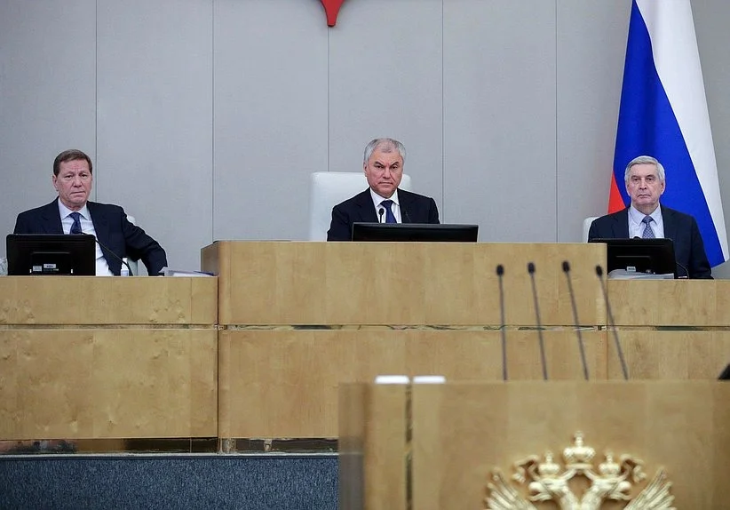 В центре — спикер Госдумы Вячеслав Володин. Фото: пресс-служба Госдумы
