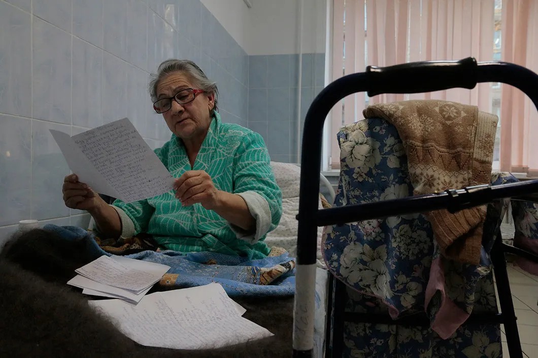 Бездомная женщина читает свои стихи в изоляторе при ЦСА. Фото: Светлана Виданова, специально для «Новой»