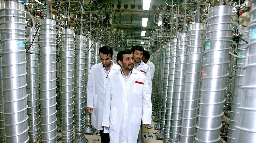 Президент Ирана Махмуд Ахмадинежад с визитом на заводе по обогащению урана в Нетензе. Фото: Reuters