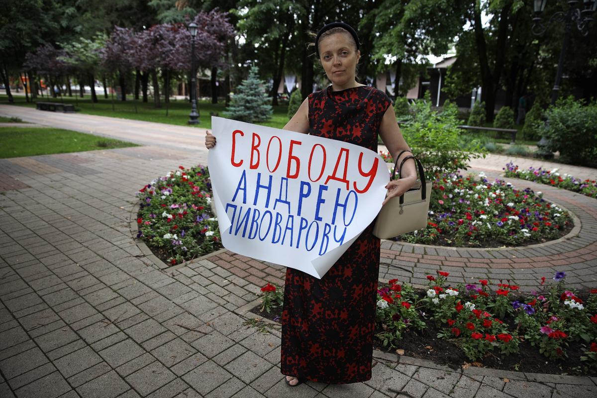 Активистка Яна Антонова с плакатом в поддержку Андрея Пивоварова у Первомайского районного суда Краснодара. 2 июня 2021 года. Фото: РИА Новости