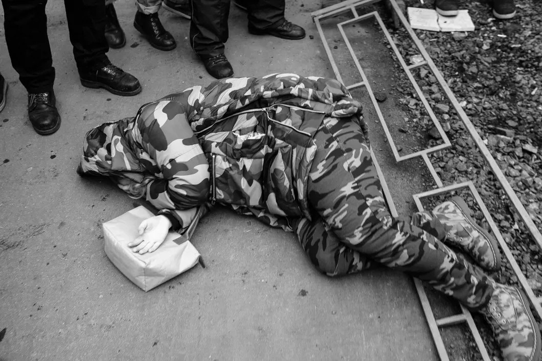 Девушка, пострадавшая от действий ОМОНа. Фото: Антон Карлинер, специально для «Новой газеты»