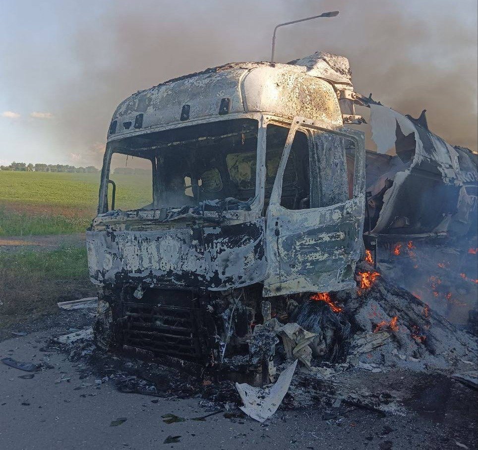 Последствия удара дрона-камикадзе по фуре сельхозпредприятия Белгородской области. Источник: телеграм-канал Вячеслава Гладкова