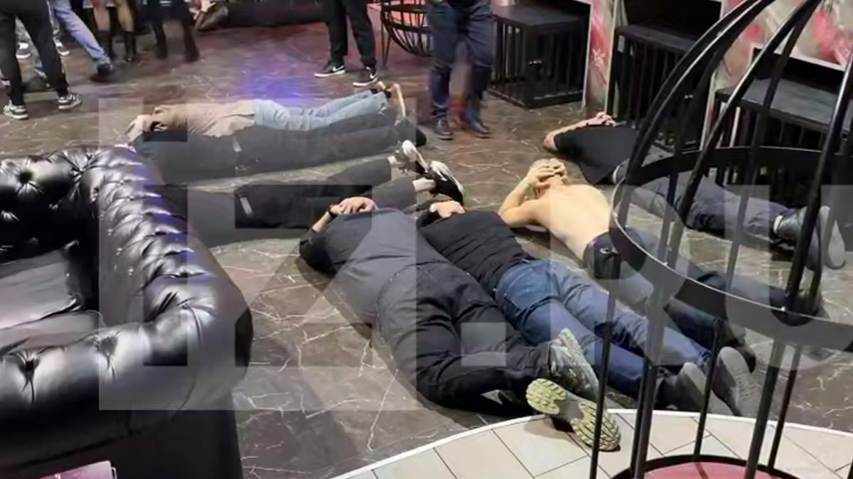 Посетителей московских клубов снова положили лицом в пол во время «рейдов против пропаганды ЛГБТ*»
