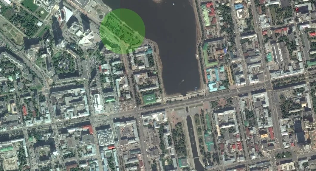 Сквер, который в результате запланированного строительства храма будет частично вырублен, — одна из немногих зеленых областей в страдающем от промышленных выбросов Екатеринбурге / Я.Карты