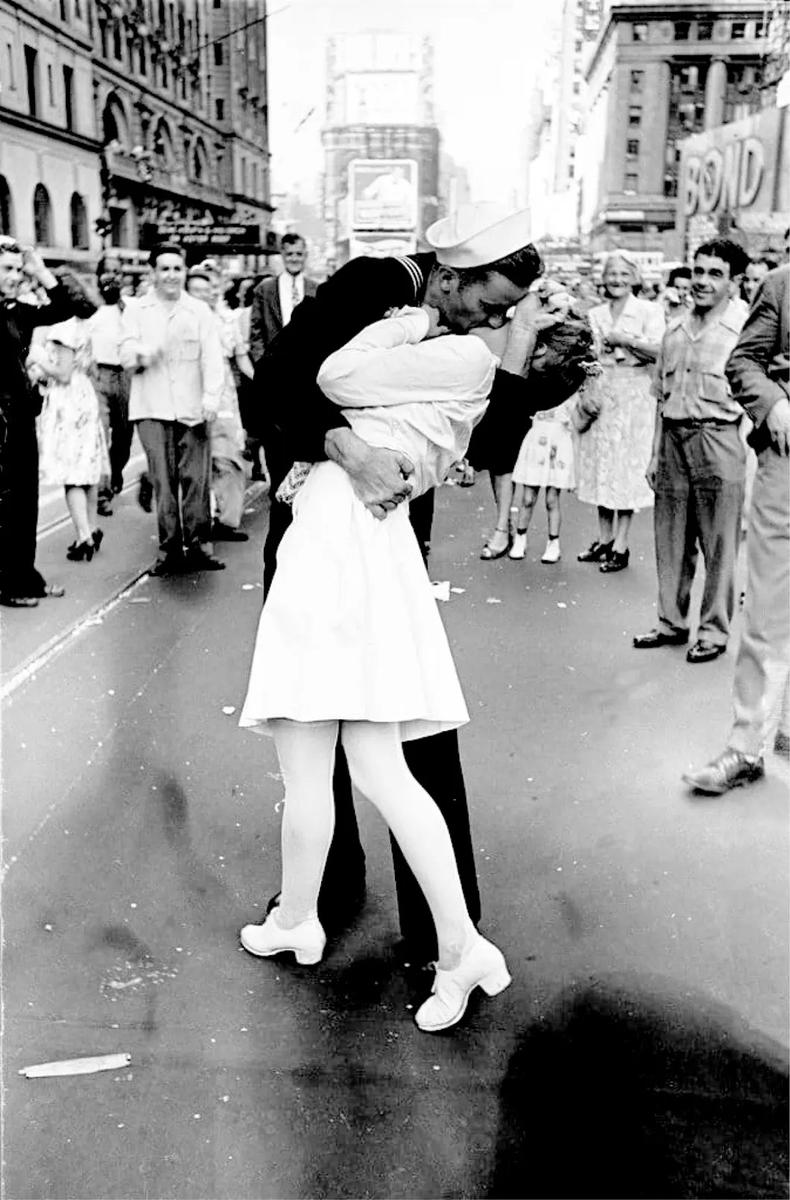 «Поцелуй на Бродвее», 1945 год. Фото: Alfred Eisenstaedt/LIFE