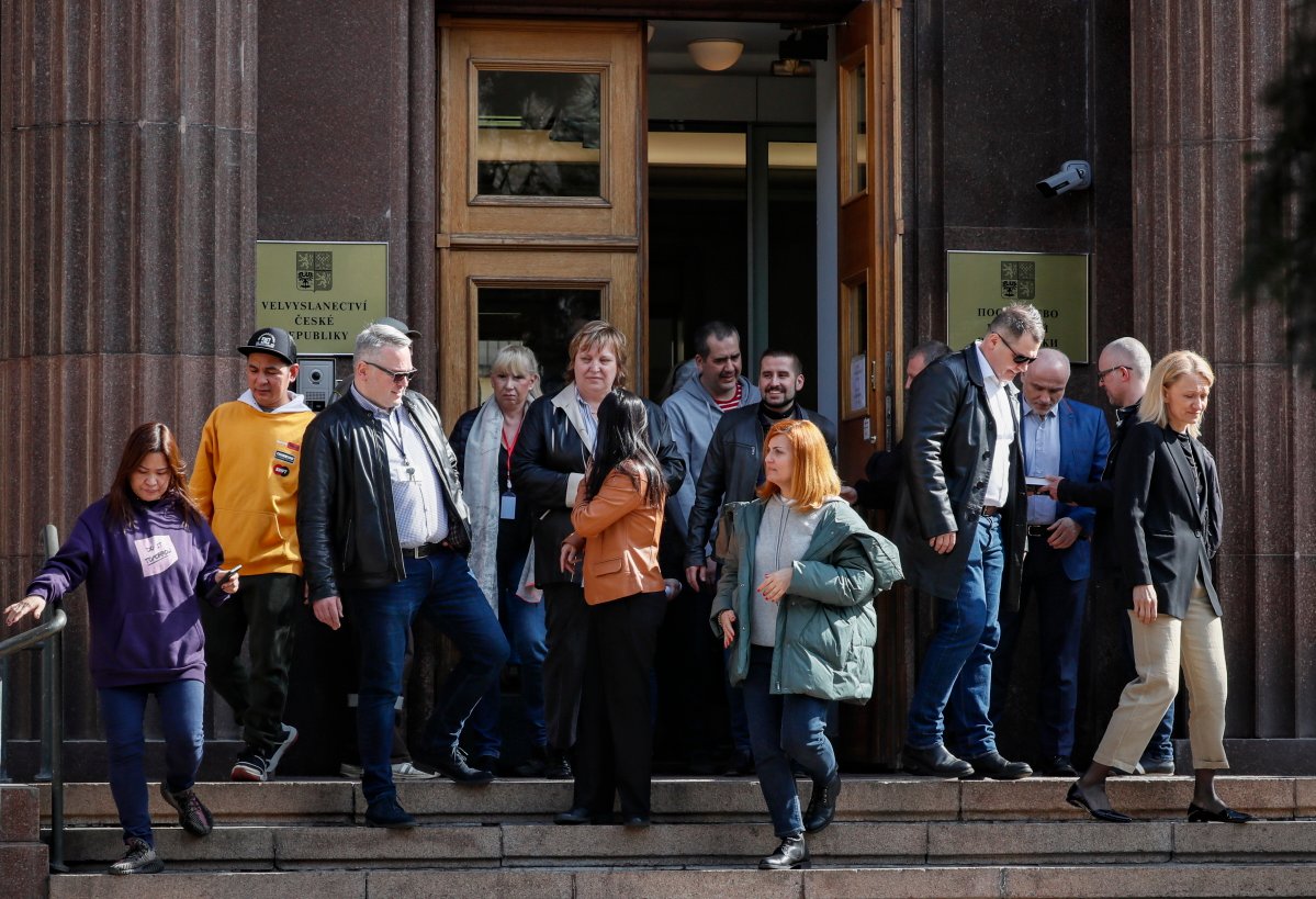 19 апреля 2021 года, Москва. Чешские дипломаты на крыльце посольства Чехии в России прощаются перед отъездом домой. Россия выдворяет их «зеркально» на фоне дипломатического скандала. Фото: EPA