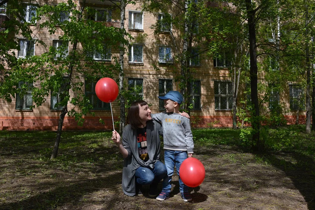Катя Крупина с сыном Петей. Фото: Виктория Одиссонова / «Новая газета»