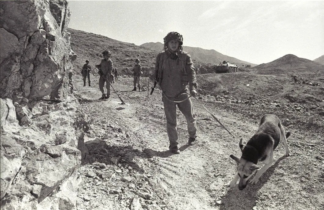 Советские саперы в Афганистане. Фото: Виктор Хабаров
