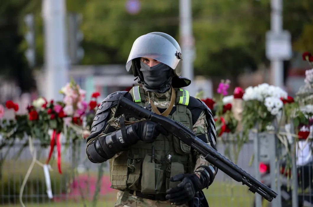 Вооруженный силовик без опознавательных знаков у стихийного мемориала погибшим на протестах в Минске. Фото: EPA