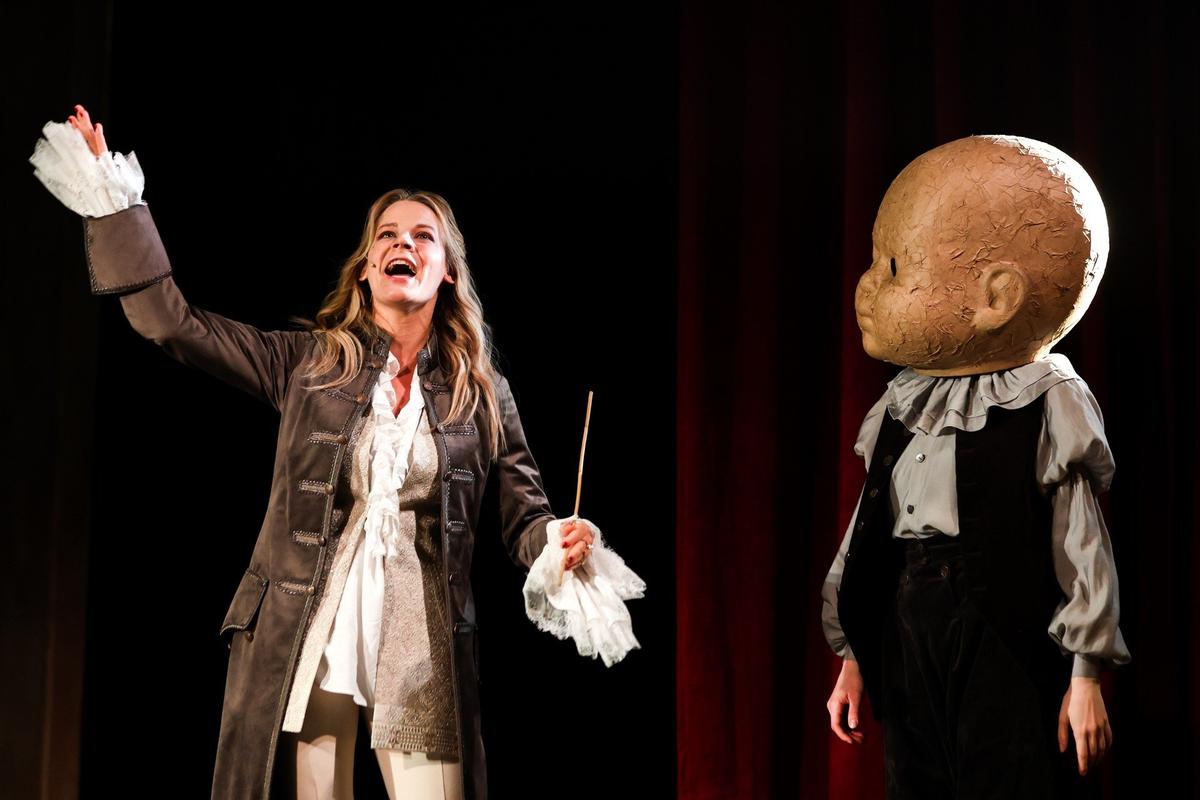 Сцена из спектакля «Кабала святош». Фото: Арина Антонова / ТАСС