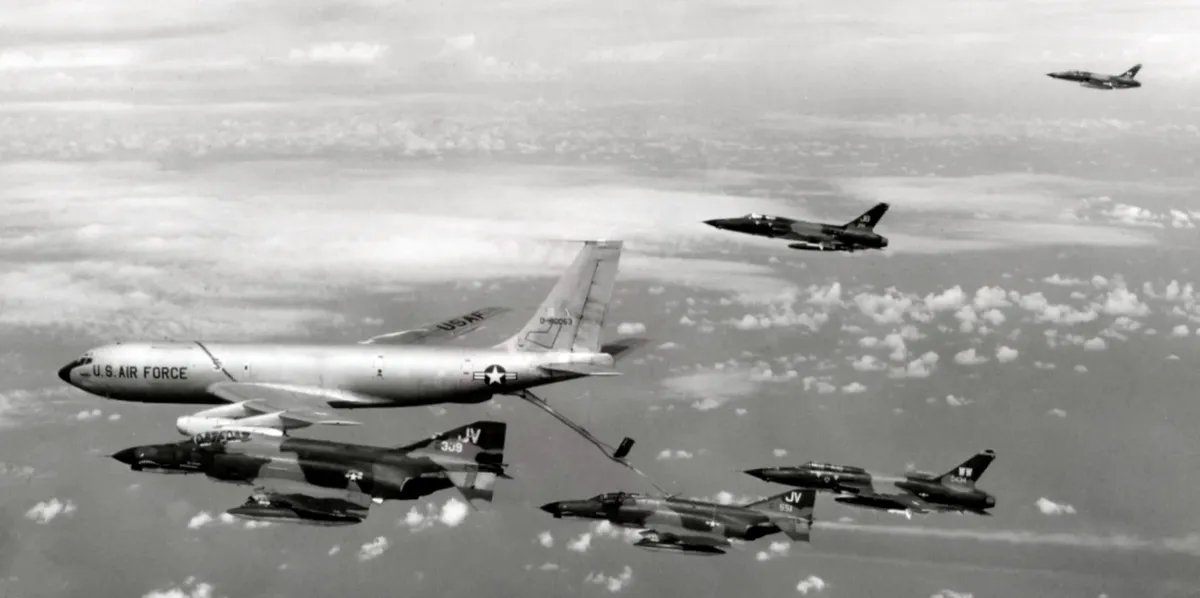 Группа истребителей SAM Hunter ВВС США из 388-го тактического истребительного авиаполка заправляется топливом по пути в Северный Вьетнам для нанесения удара во время операции «Полузащитник» в октябре 1972 года. Фото: Википедия