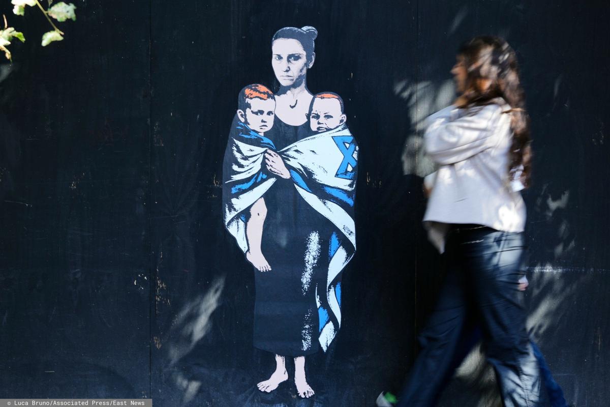 Мурал в честь семьи Бибас. Фото: Luca Bruno / Associated Press / East News