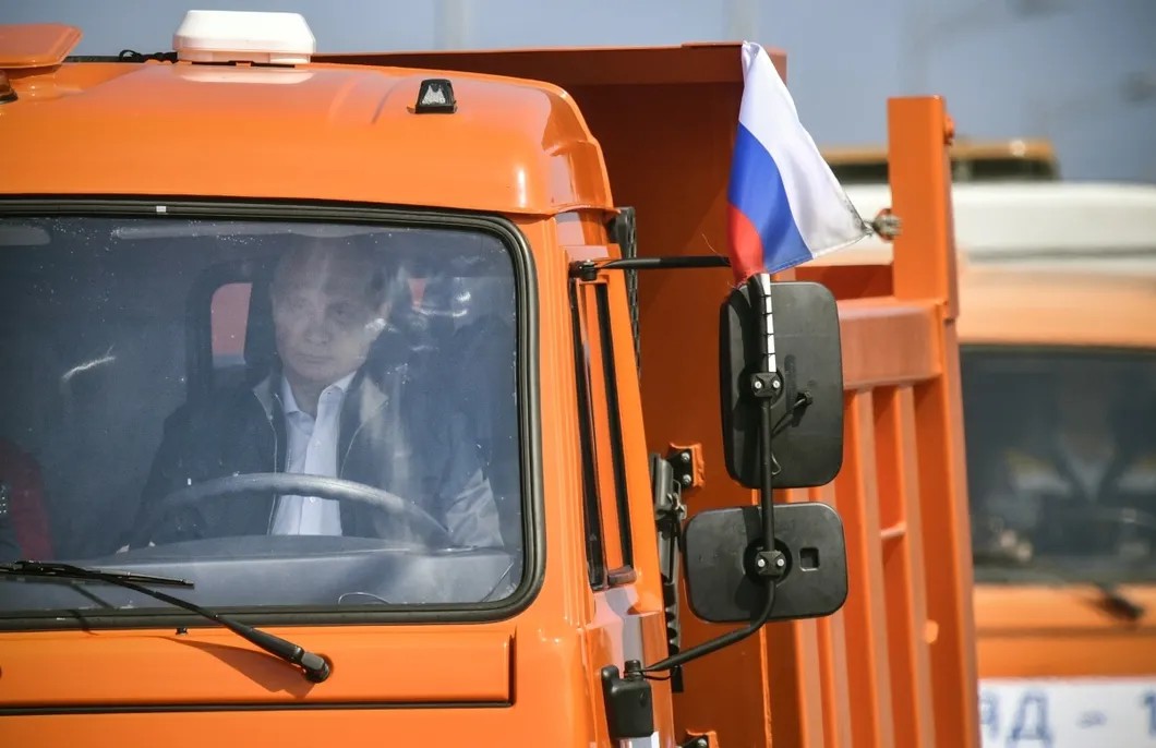 Владимир Путин открыл Крымский мост за рулем «КАМАЗа», 15 мая 2018 года. Фото: EPA