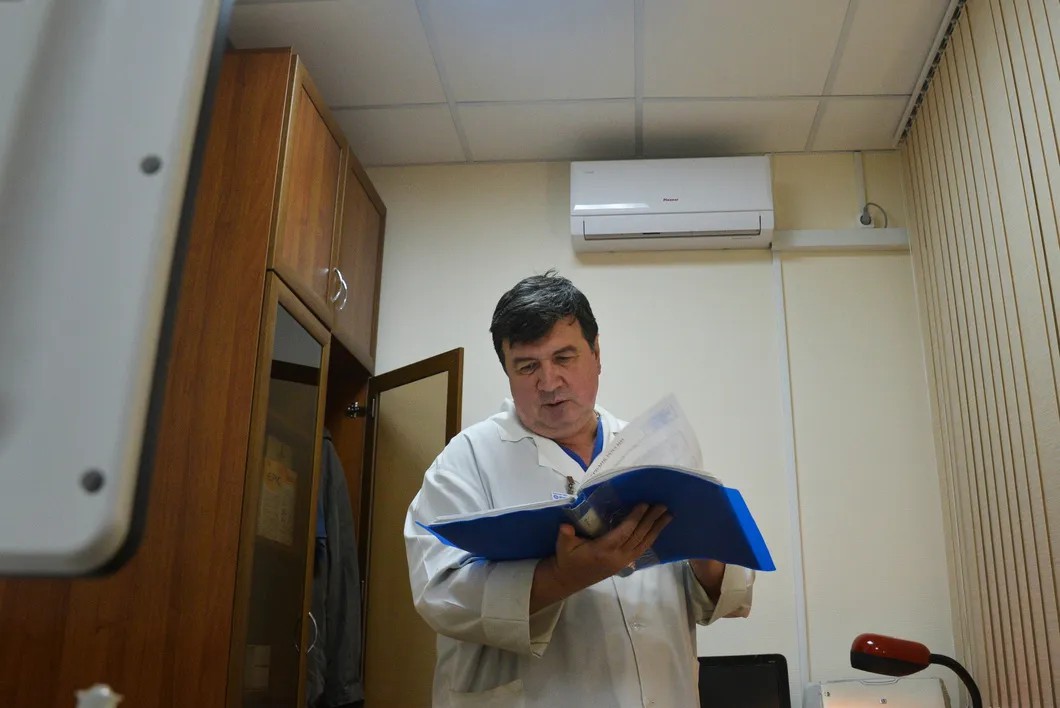 Александр Белугин, врач УЗИ. Фото: Виктория Одиссонова / «Новая газета»