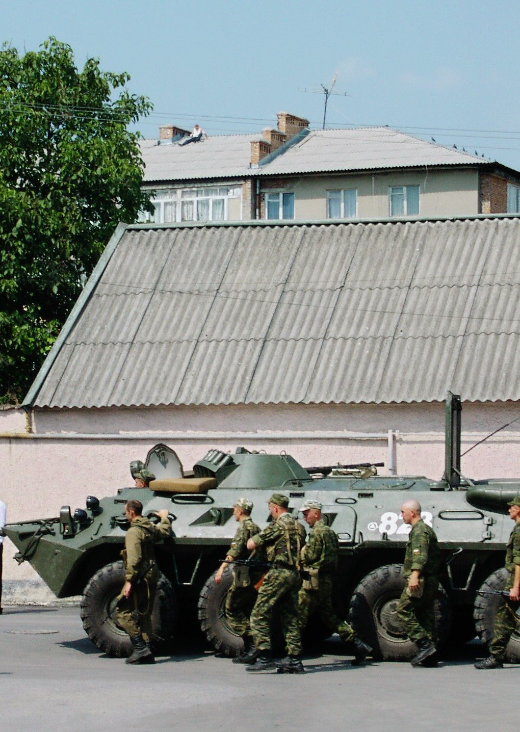 Бронетранспортер около школы №1. Фото: ИТАР-ТАСС / Газета «Северная Осетия»