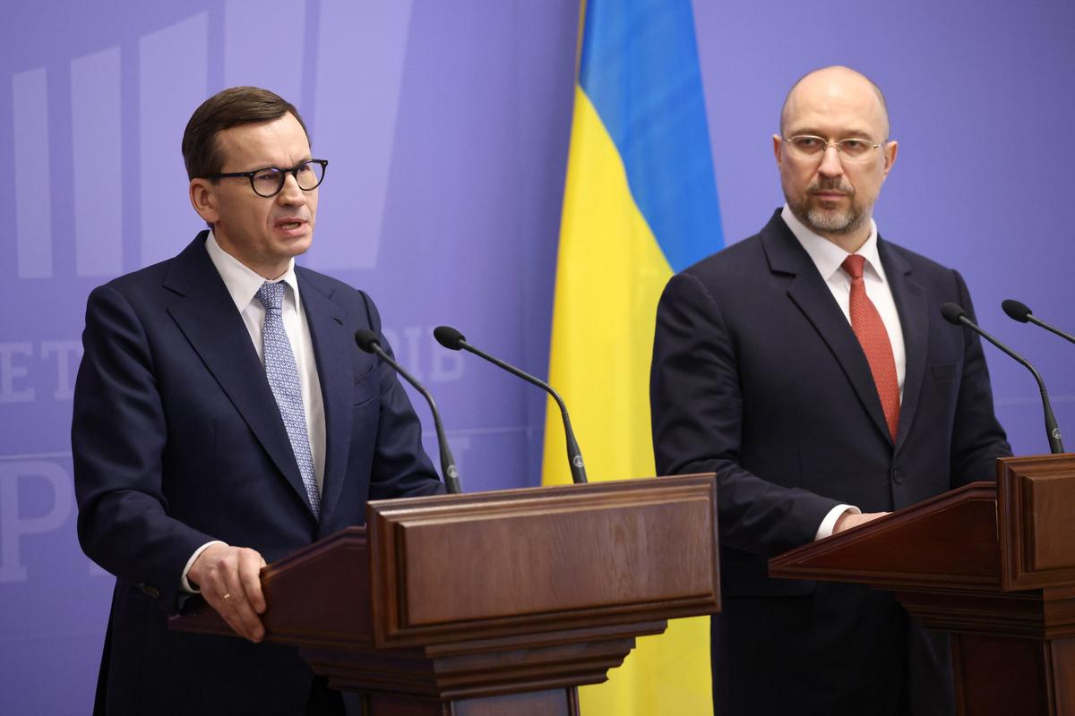 Премьер-министр Украины Денис Шмыгаль (справа) и премьер-министр Польши Матеуш Моравецкий (слева) на пресс-конференции после встречи в Киеве, 1 февраля 2022 года. Фото: EPA-EFE