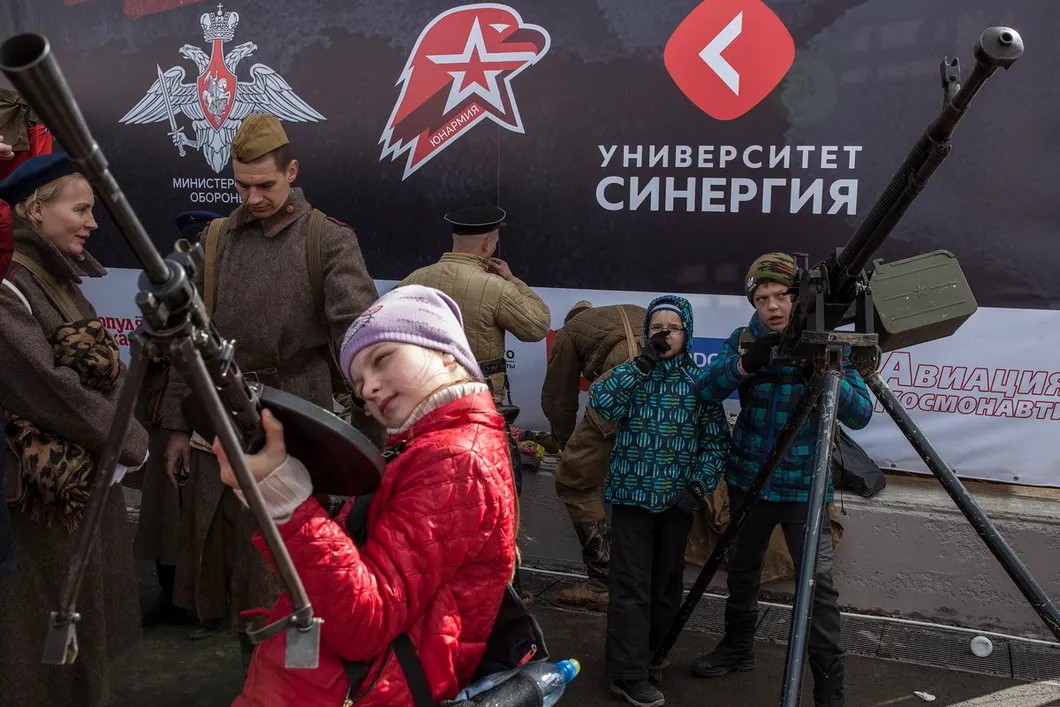 Дети позируют с оружием эпохи войны. Фото: Влад Докшин / «Новая газета»