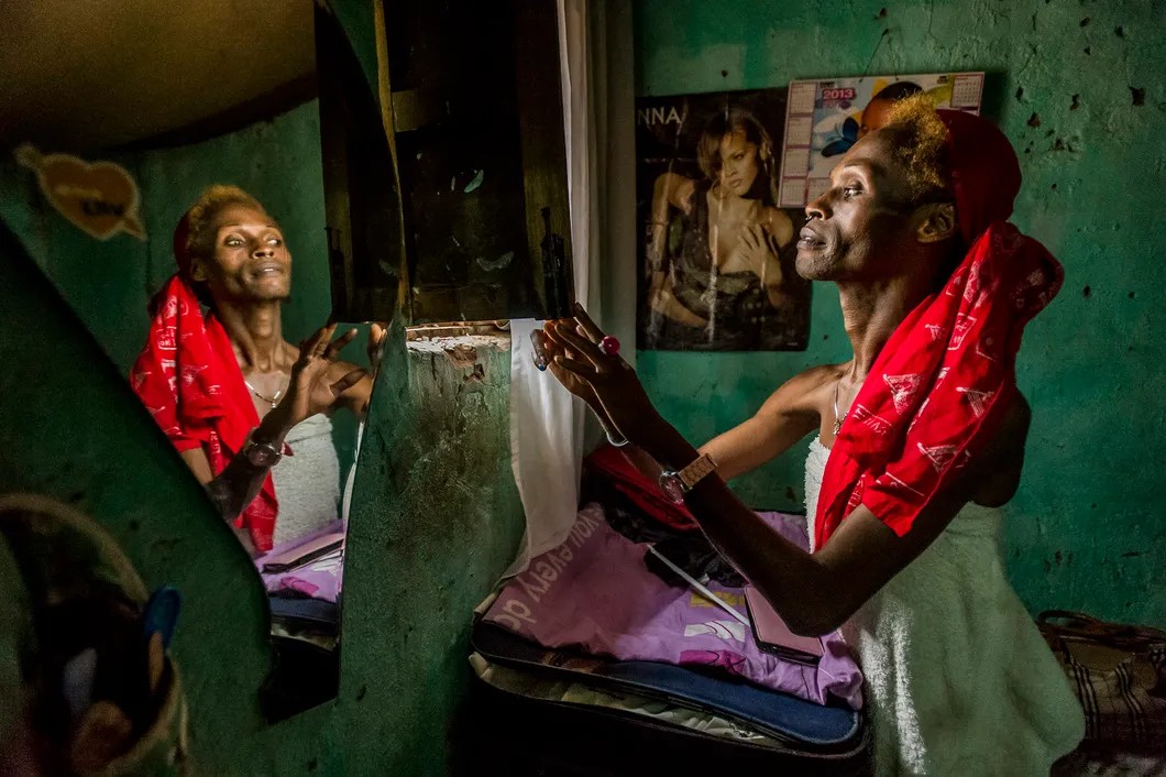 Транссексуал Б. зарабатывает проституцией и регулярно принимает наркотики, чтобы выдержать свое маргинальное существование. Кигали, Руанда.Фото из проекта EKIFIRE, полумертвые. © Frederic Noy / Cosmos