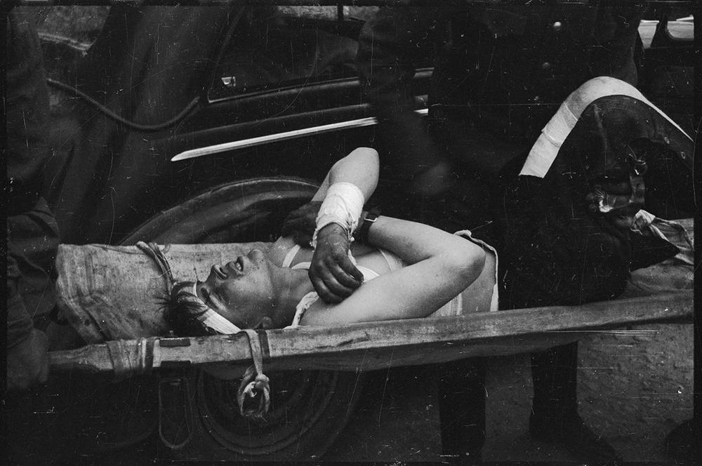 Эвакуация раненого. Берлин, Германия. Апрель-май 1945 г. Фото: Валерий Фаминский / частная коллекция Артура Бондаря