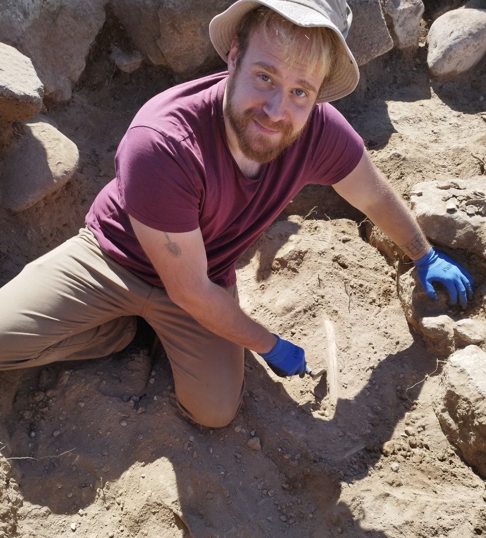 Иван Семьян на раскопках поселения Джрадзор, 2024 год. Фото: личный архив
