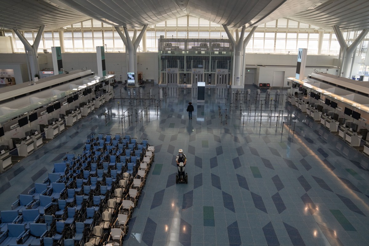 Пустой аэропорт Токио. Фото: Carl Court / Getty Images