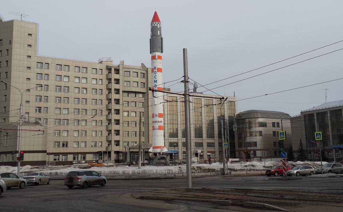 32-метровая стела, установленная Красмашем на площади Котельникова в Красноярске. Фото Алексея Тарасова