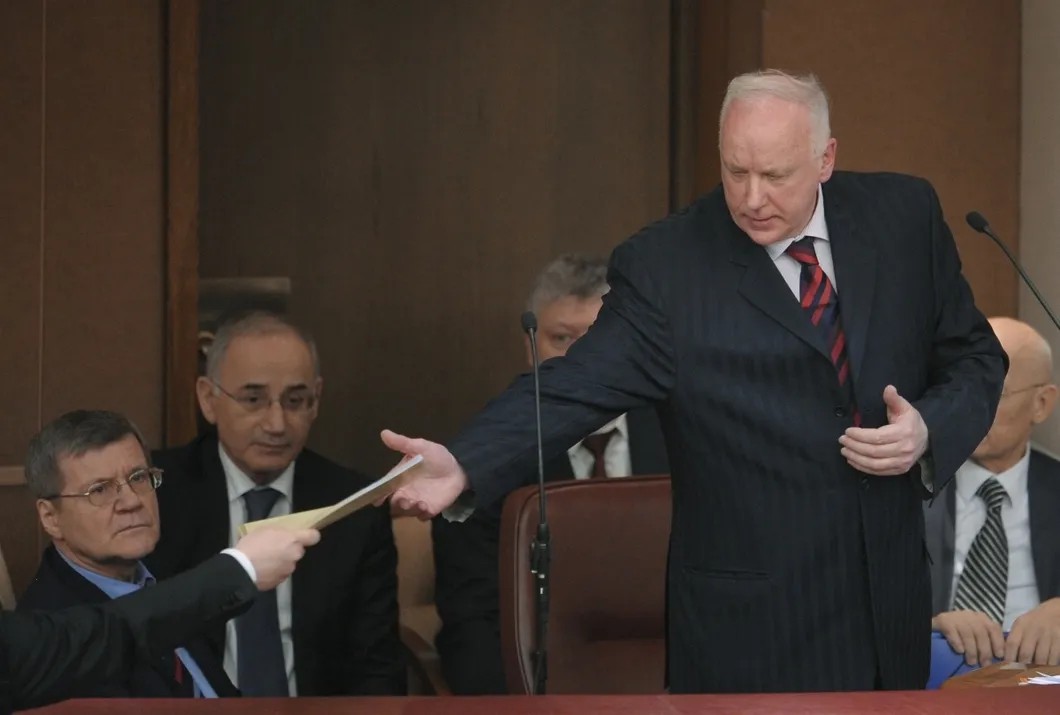 Генпрокурор Юрий Чайка (крайний слева) и председатель СК Александр Бастрыкин (справа, стоит). Фото: РИА Новости