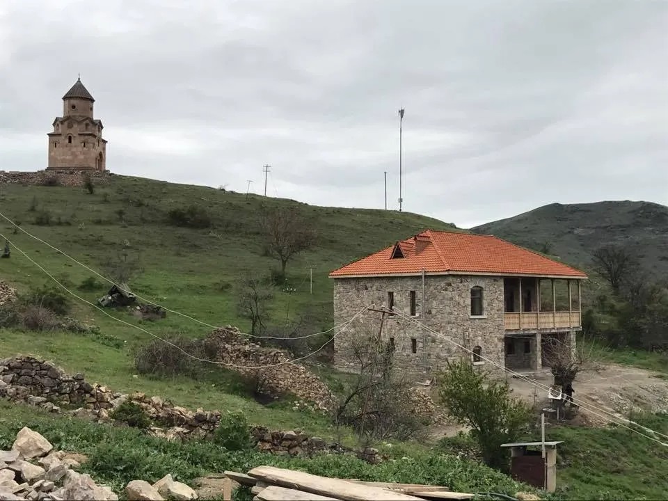 Храм и один из домов, построенные Максимом Атаянцем в родовом селе Караглух. Фото: Максим Атаянц