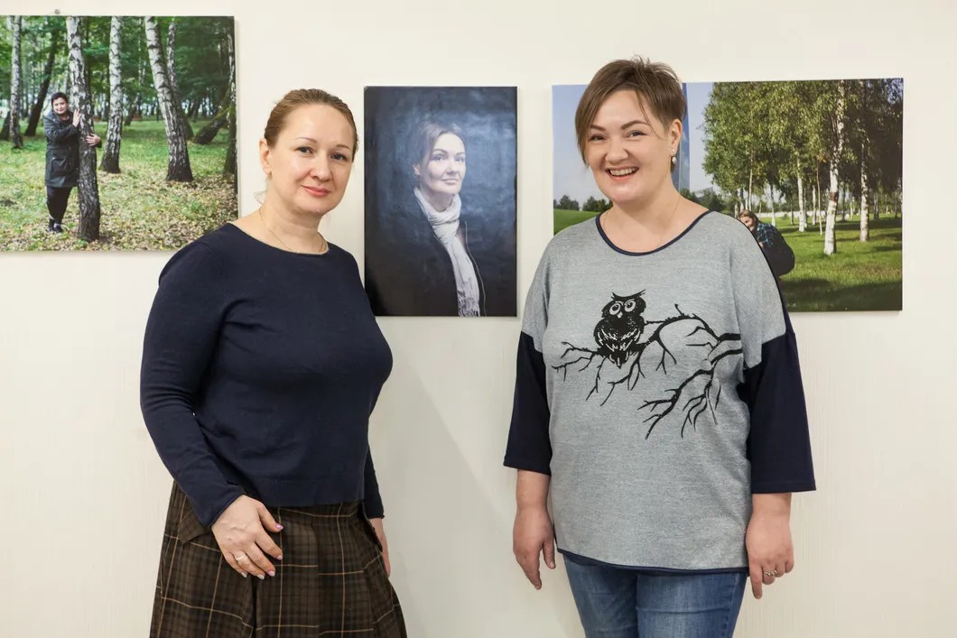 Фотограф Юлия Лисняк (слева) и героиня ее проекта Анна Медведева / Фото: Елена Лукьянова
