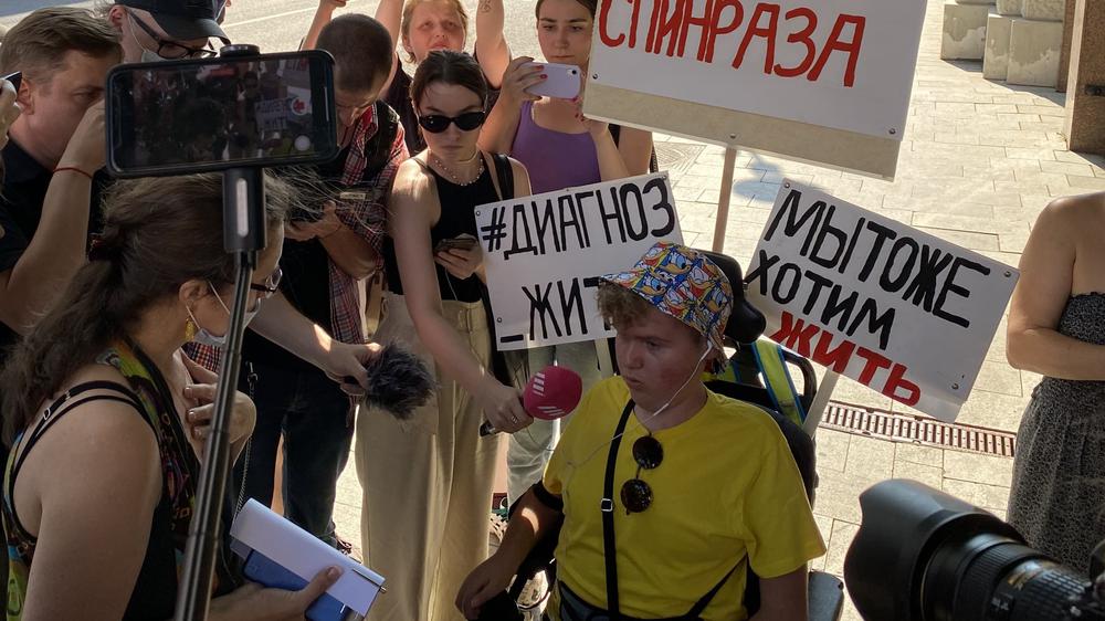 Москвич со СМА проводит одиночный пикет у Минздрава из-за отказа предоставить лекарство. Его пригласили в Общественную приемную