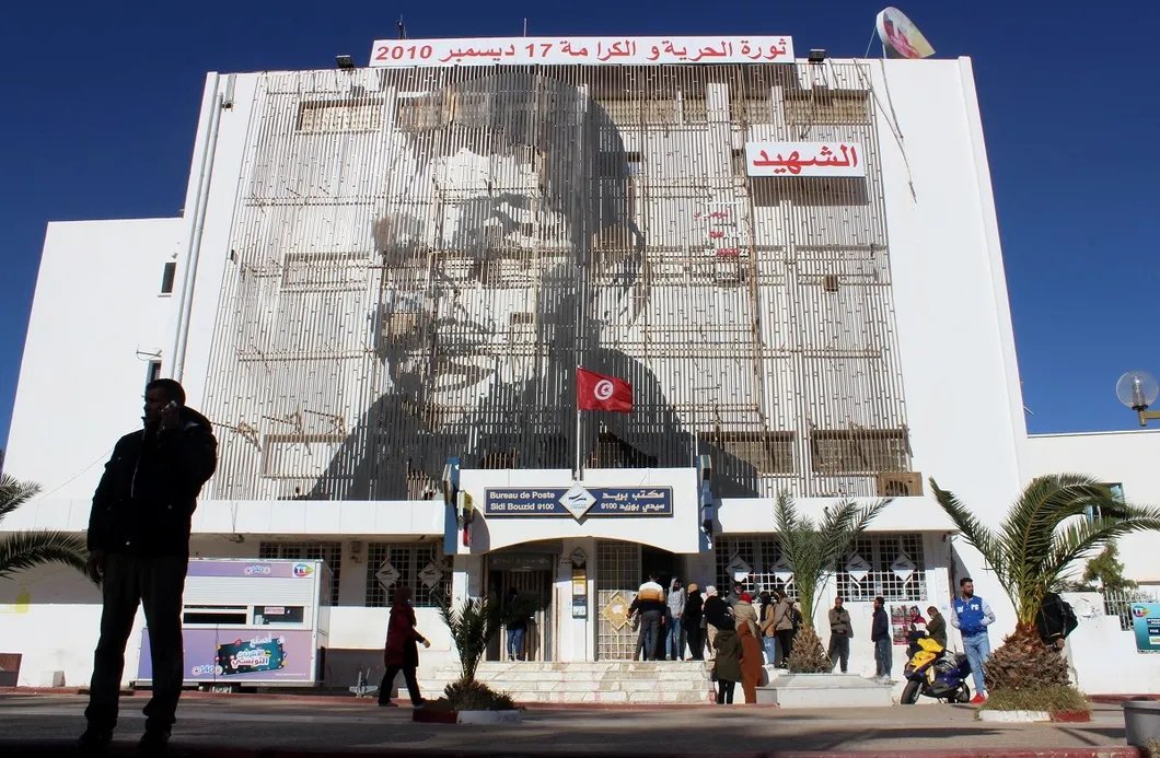Изображение Мохаммеда Буазизи в городе Сиди-Бузид, Тунис. Фото: REUTERS/Angus McDowall