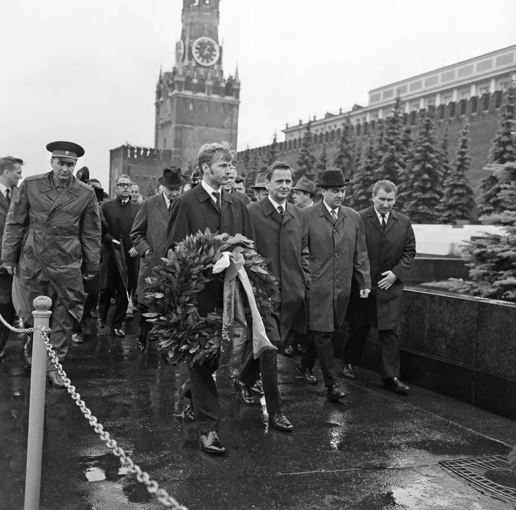 Улоф Пальме (второй слева) направляется к Мавзолею В.И. Ленина для возложения венка. Фото: РИА Новости